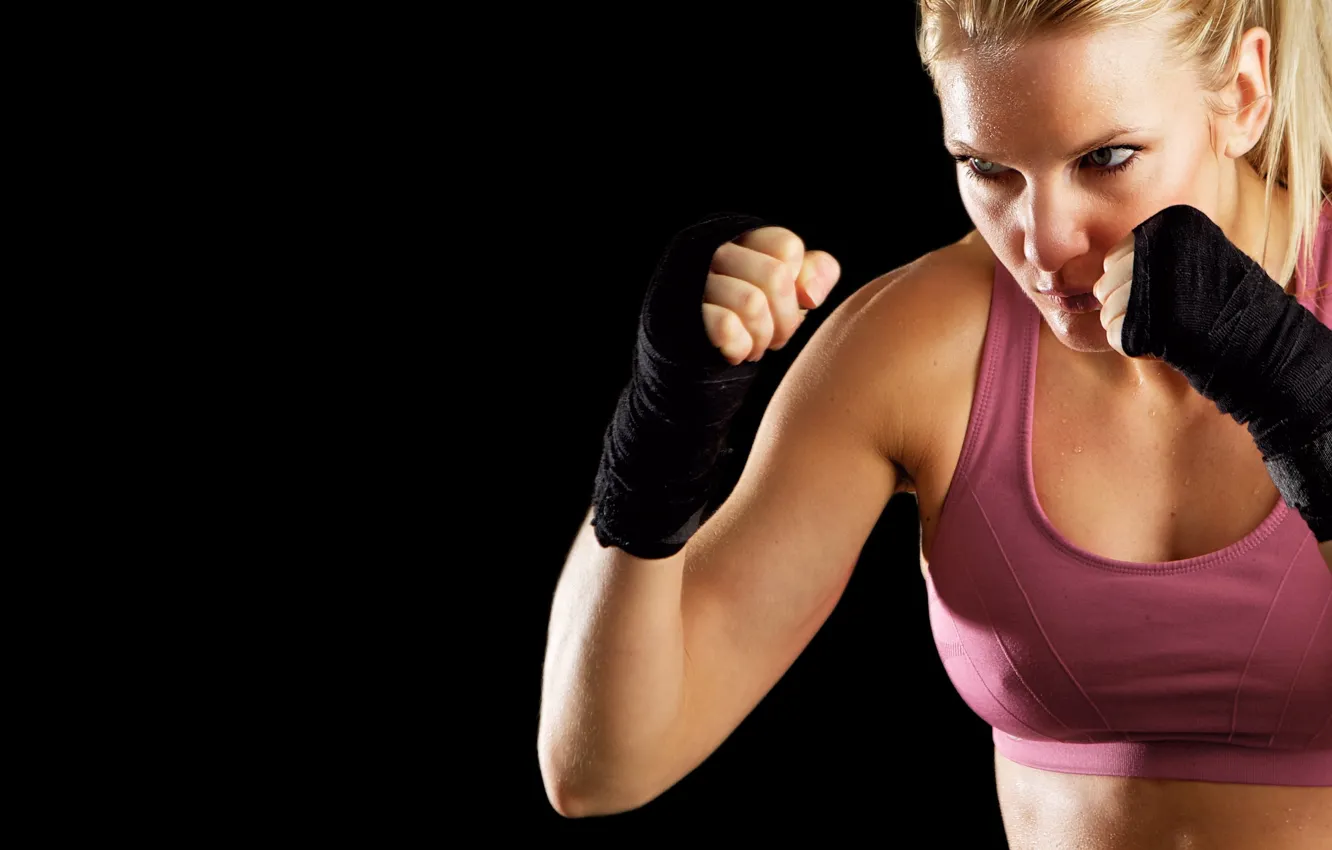 Фото обои поза, фигура, блондинка, боец, fighter, кулаки, стойка, фон black