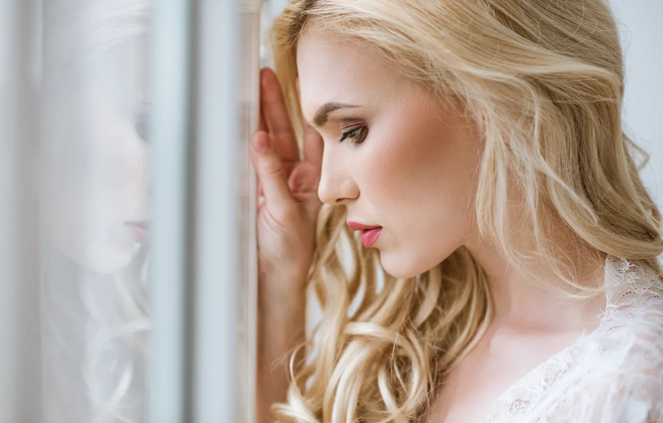 Фото обои грусть, девушка, волосы, макияж, окно, нежные