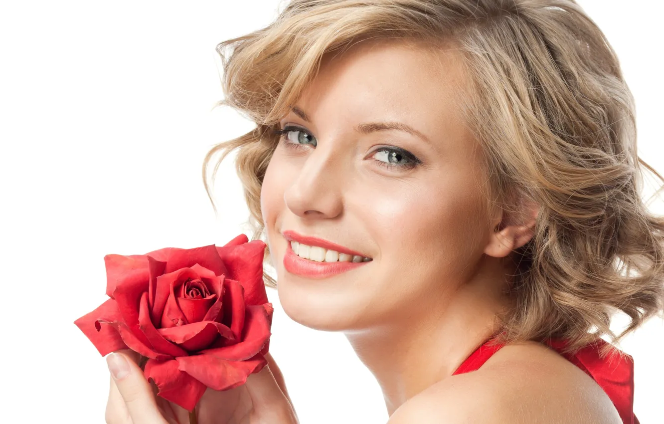Фото обои девушка, улыбка, модель, портрет, макияж, блондинка, белый фон, красная роза