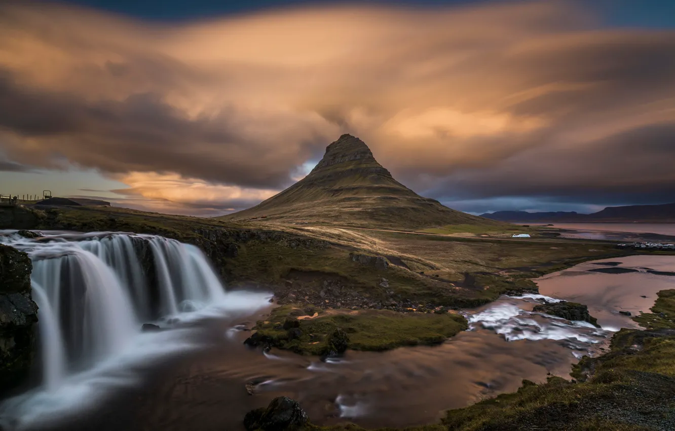 Фото обои вода, облака, скалы, поток, водопады, Исландия, гора Kirkjufell