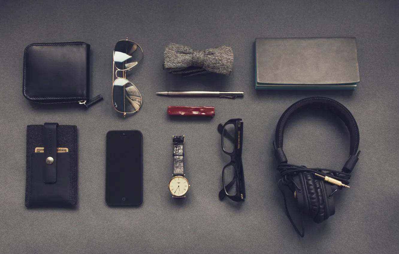 Фото обои бабочка, часы, наушники, очки, ручка, блокнот, мужчина, смартфон