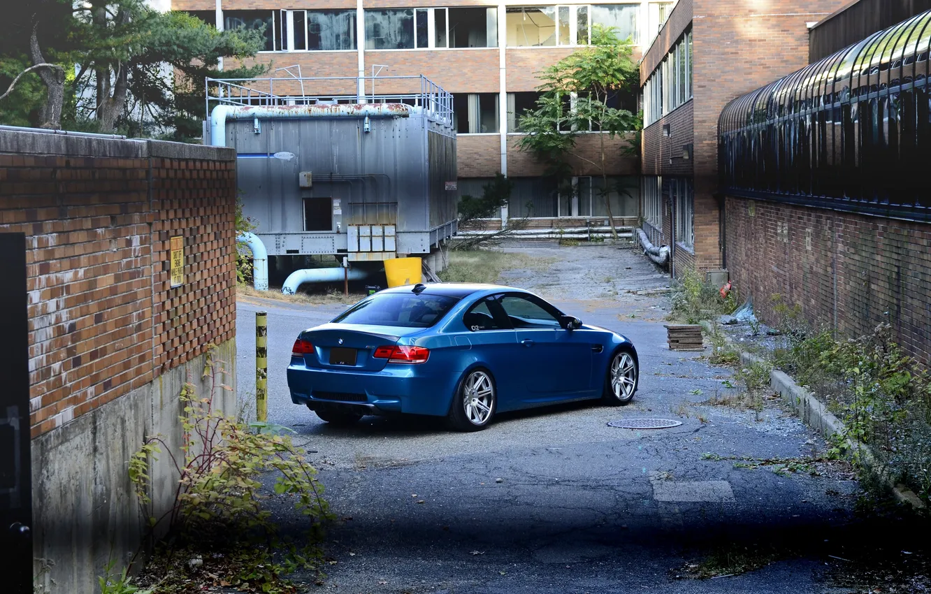 Фото обои асфальт, голубой, BMW, БМВ, люк, задок, e92, Atlantis Blue