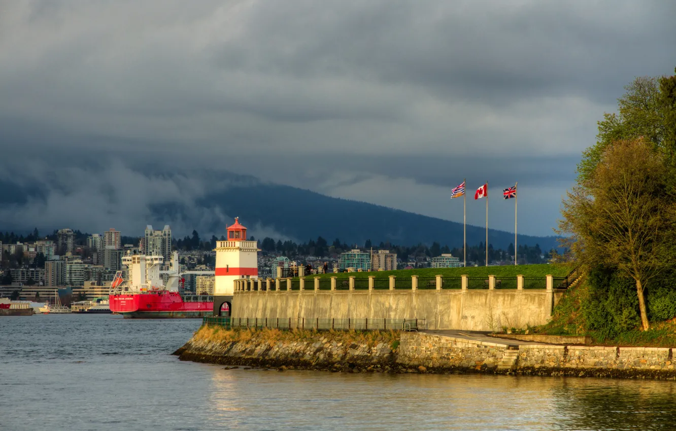 Фото обои лес, облака, деревья, пейзаж, горы, тучи, берег, маяк