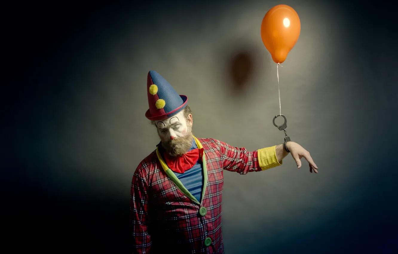 Фото обои человек, шарик, клоун, наручники