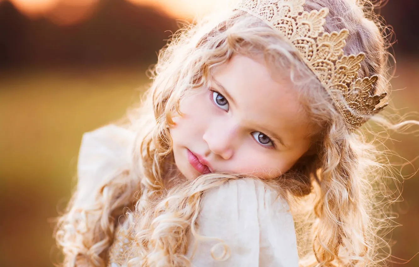 Фото обои взгляд, настроение, корона, девочка, кудри, личико, маленькая принцесса