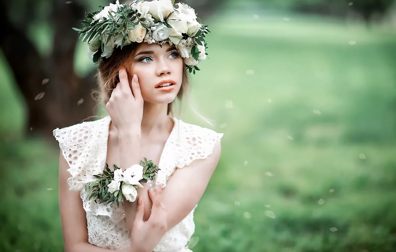 Фото обои лето, девушка, цветы, природа, розы, лепестки, венок, русая