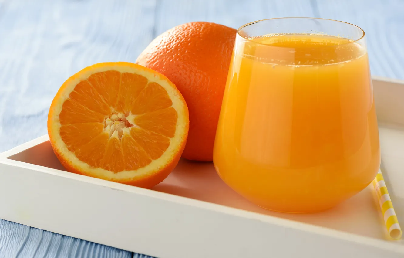 Фото обои крупный план, стакан, апельсины, сок, трубочка, фрукты, лоток, боке