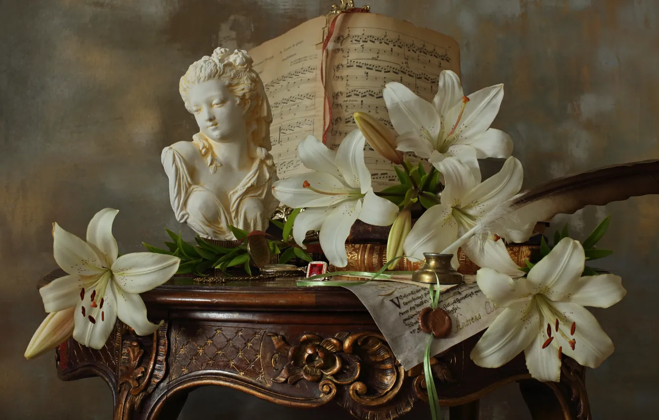 Фото обои цветы, стиль, ноты, перо, лилии, скульптура, белые, натюрморт