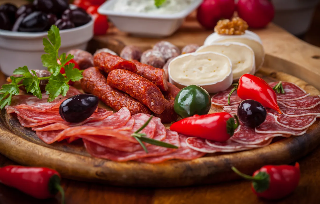 Фото обои зелень, еда, сыр, мясо, перец, оливки, петрушка, колбаса