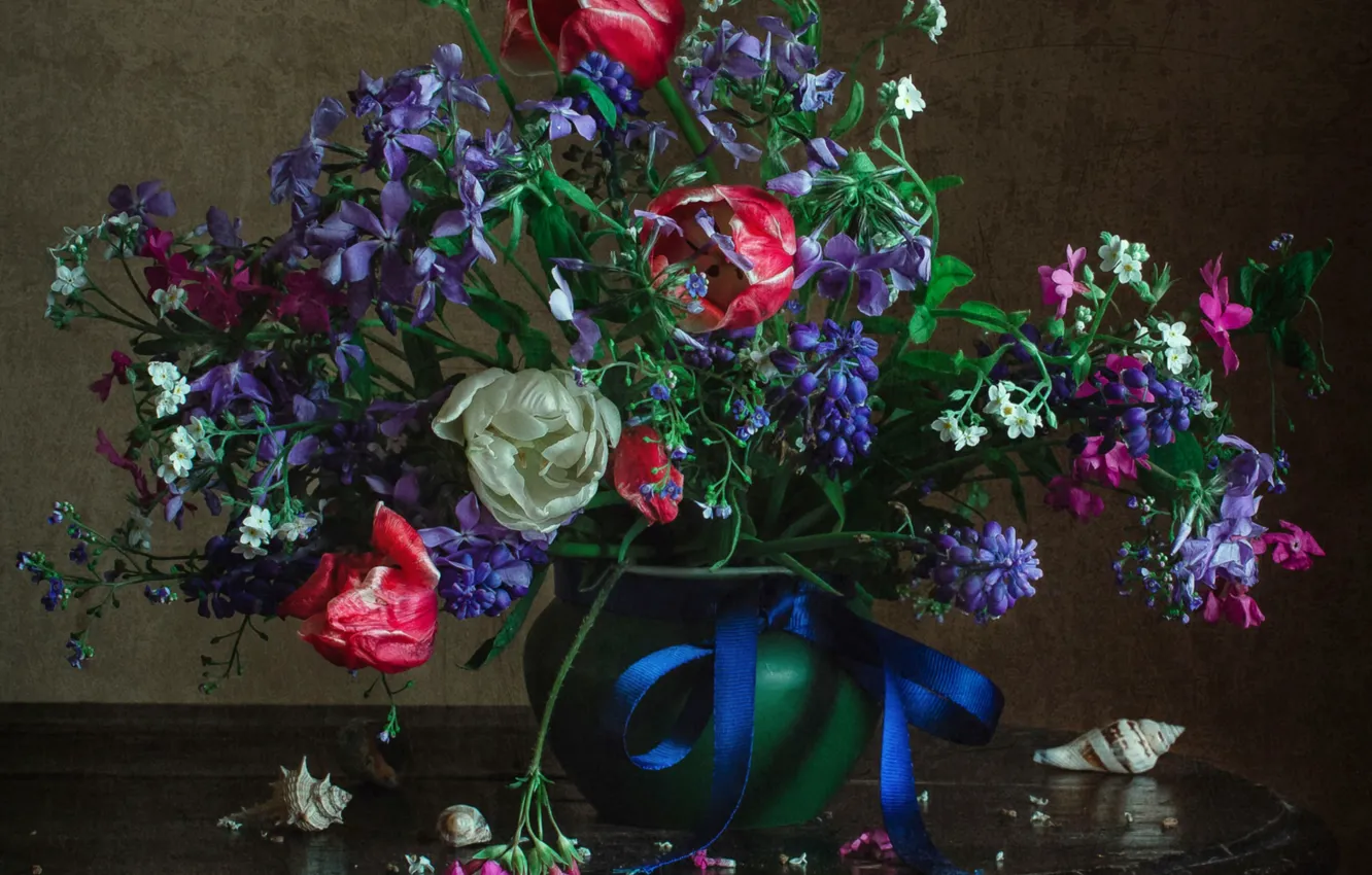 Фото обои букет, ракушка, тюльпаны, бант, мускари, барвинок