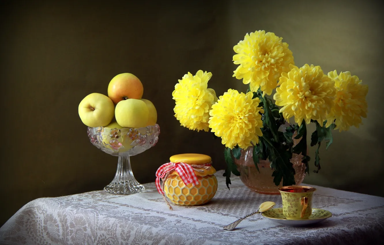 Фото обои желтый, яблоки, чашка, натюрморт, хризантемы, баночка