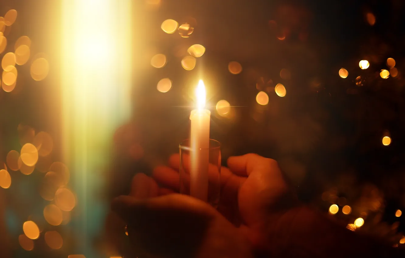 Фото обои свет, тепло, праздник, свеча, руки