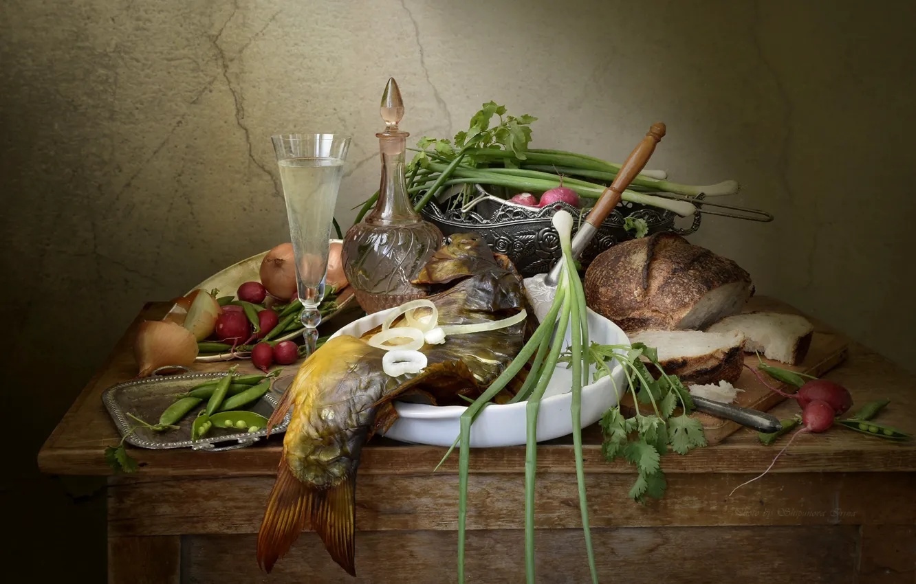 Фото обои зелень, стол, бокал, рыба, лук, хлеб, glass, fish