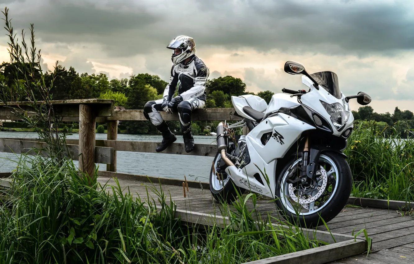 Фото обои белый, небо, тучи, мотоцикл, white, suzuki, мотоциклист, сузуки