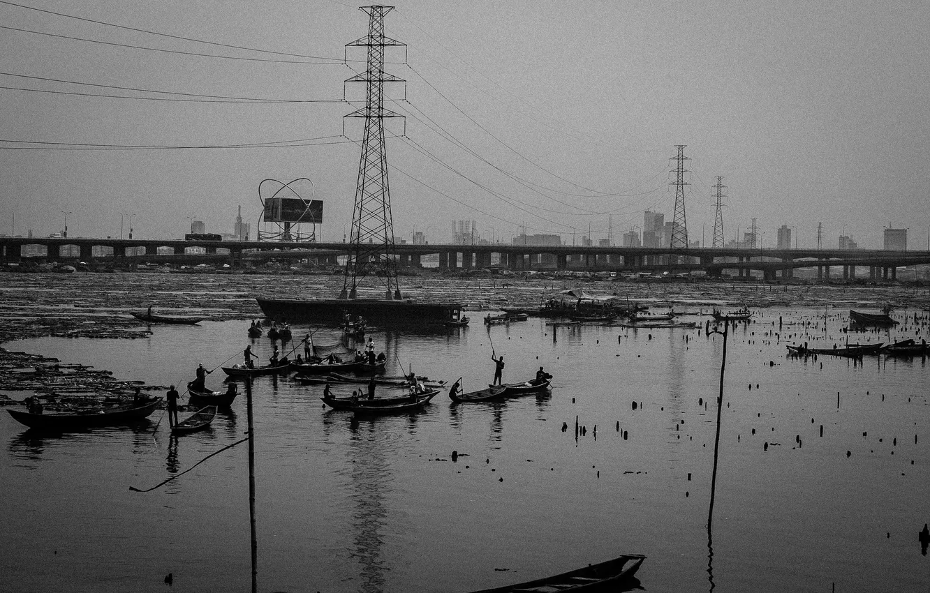 Фото обои city, river, power line, poverty, canoes, fishermen