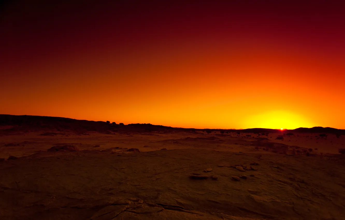 Фото обои небо, солнце, закат, оранжевый, камни, жёлтый, пустыня