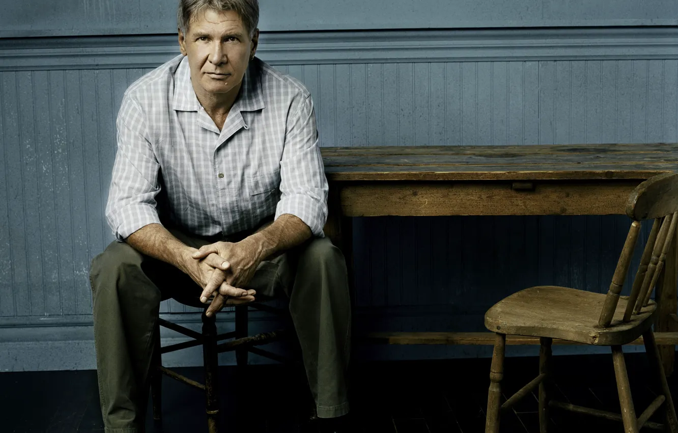 Фото обои стол, актер, сидит, Harrison Ford, Харрисон Форд