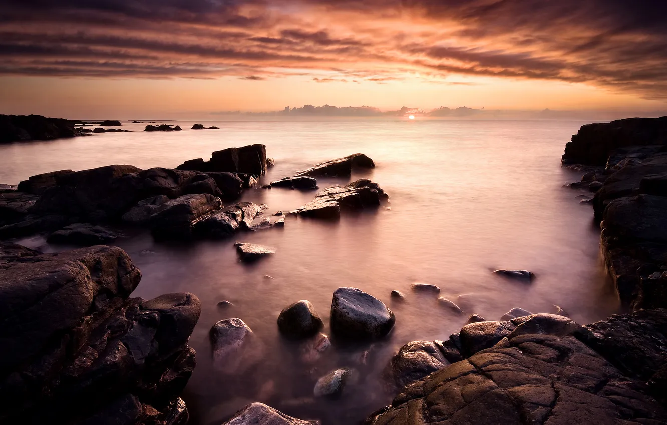 Фото обои море, небо, облака, закат, камни, вечер, швеция, sweden