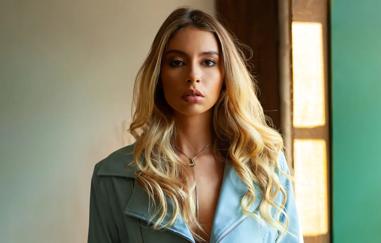 Фото обои girl, sexy, cleavage, blouse, long hair, beautiful, pretty, face