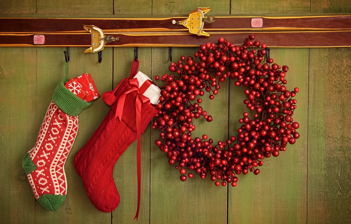Фото обои украшения, ягоды, Новый Год, Рождество, подарки, носки, Christmas, New Year