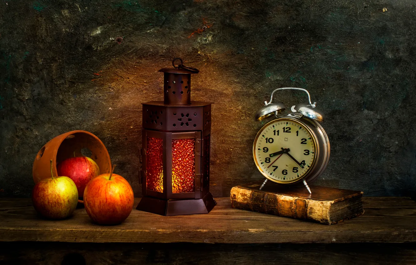 Фото обои яблоки, часы, фонарь, книга, The morning after