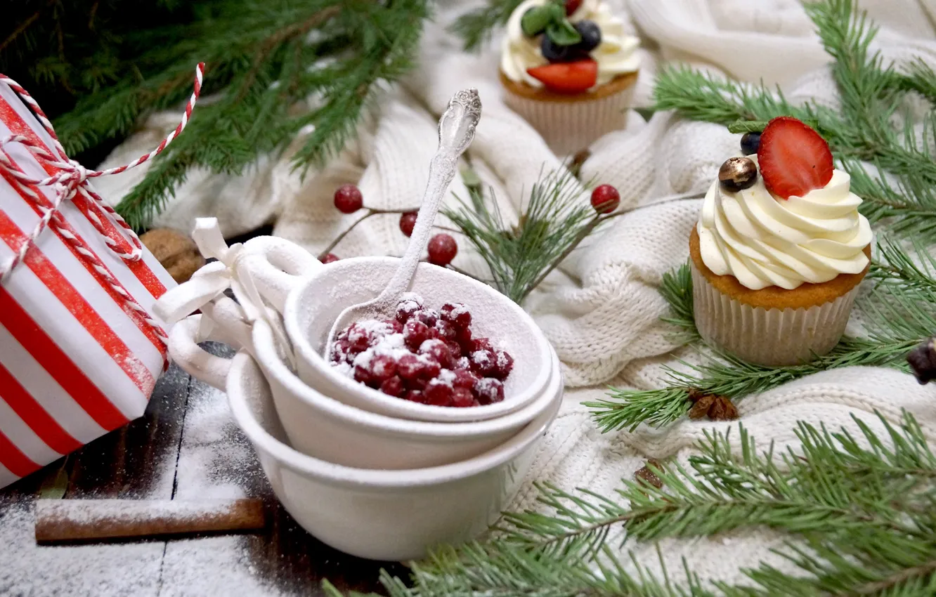Фото обои зима, ягоды, праздник, Рождество, Новый год, крем, декор, кексы