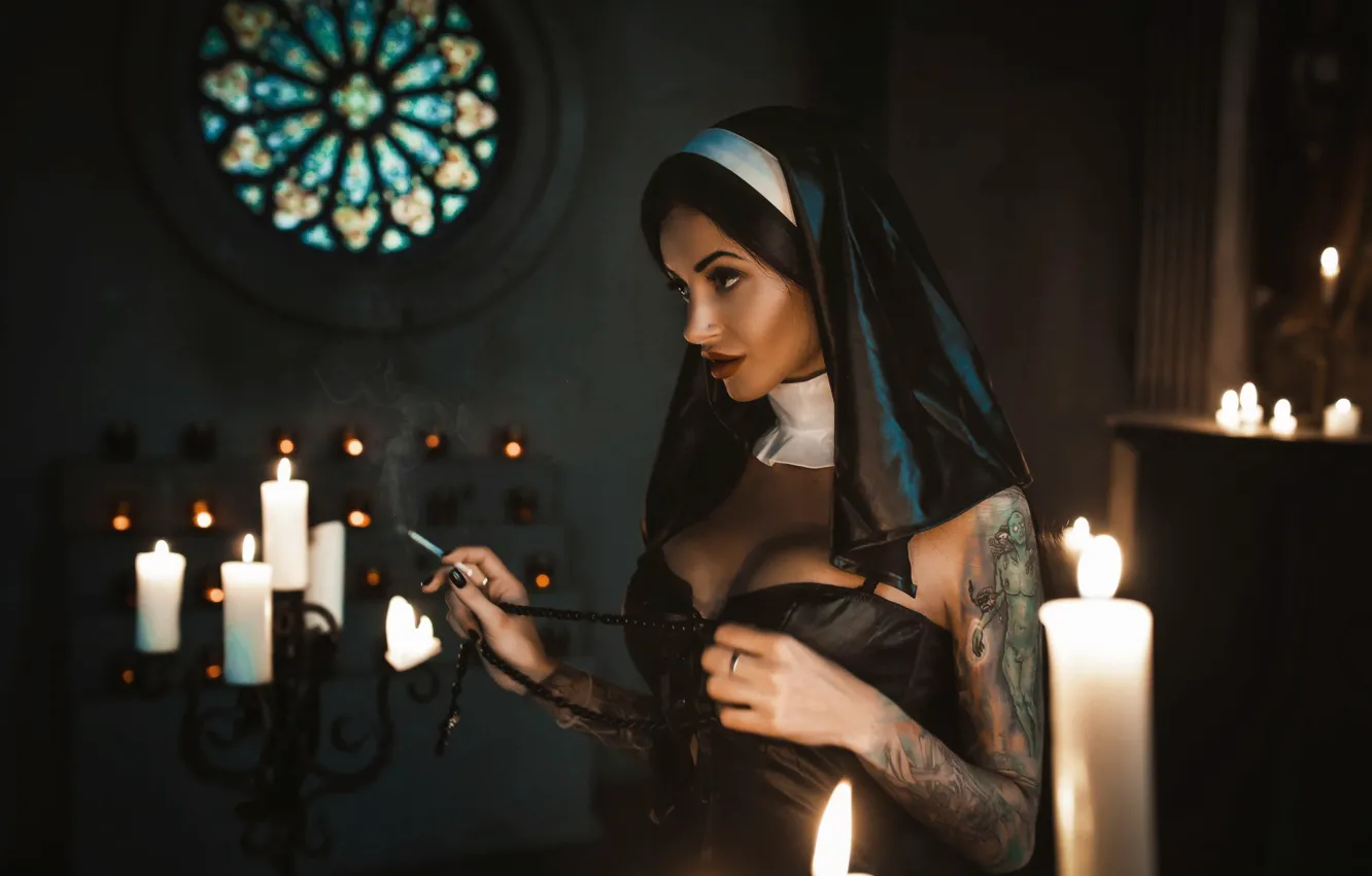 Фото обои грудь, девушка, модель, свечи, тату, образ, монахиня, Louis de Navarre