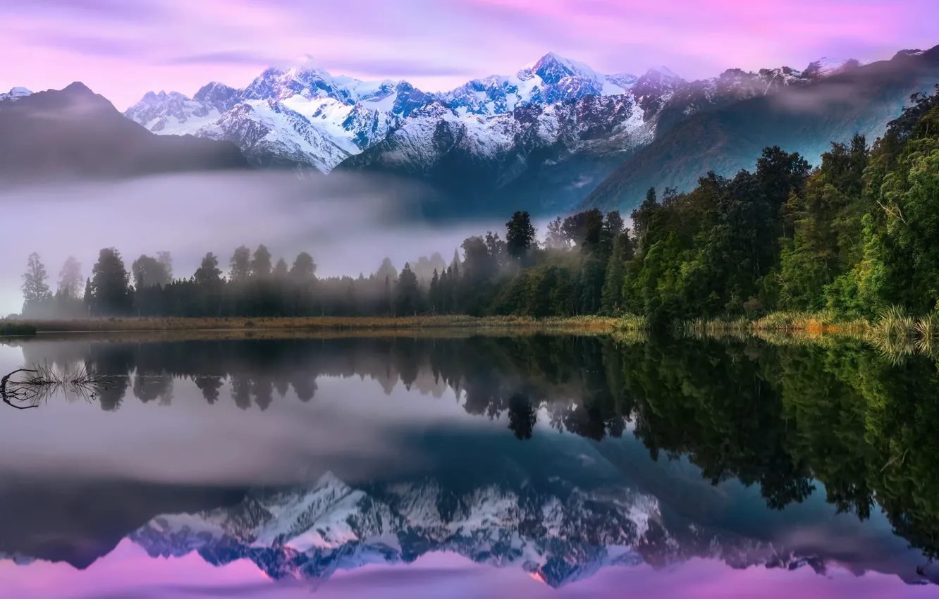 Фото обои лес, деревья, закат, горы, туман, озеро, отражение
