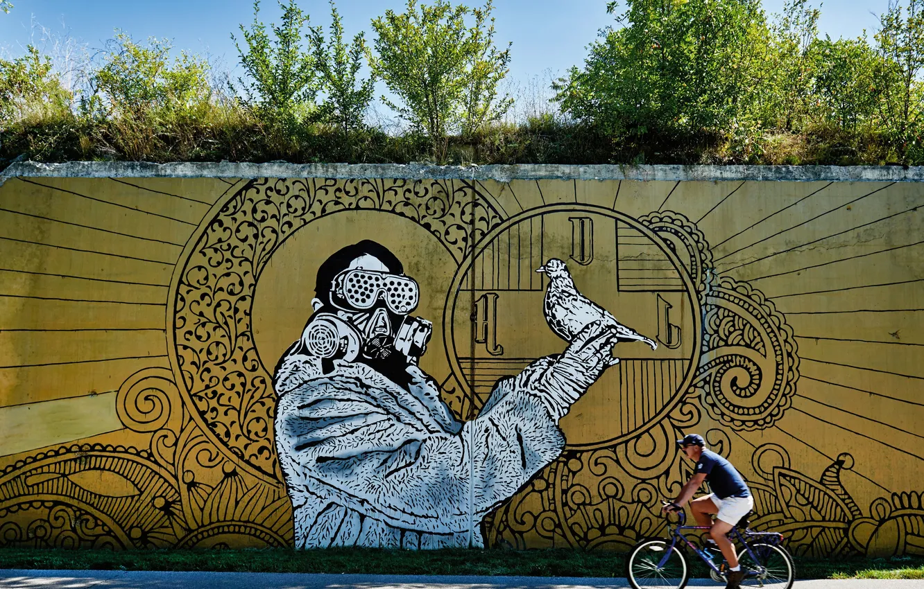 Фото обои небо, деревья, city, город, велосипедист, sky, trees, street art