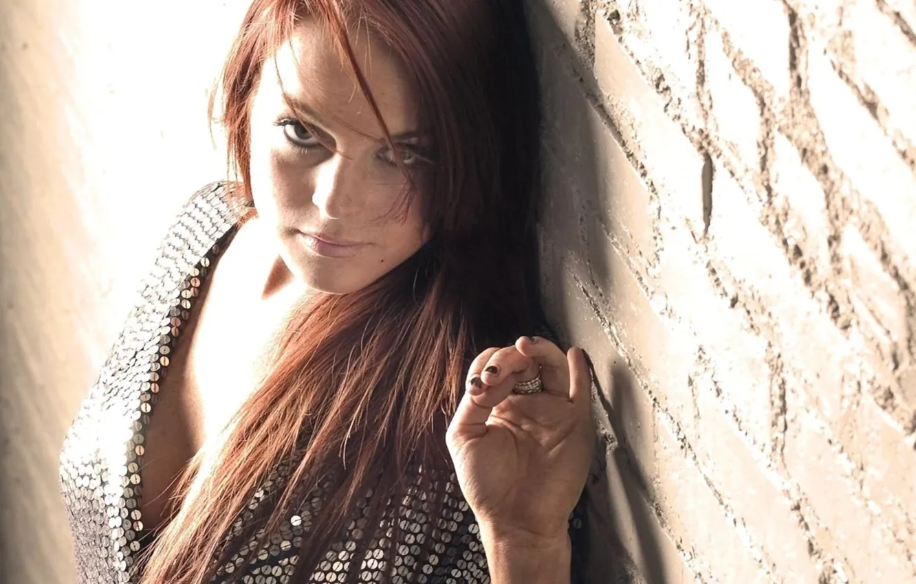 Фото обои взгляд, стена, кольцо, Lindsay Lohan, Линдси Лохан