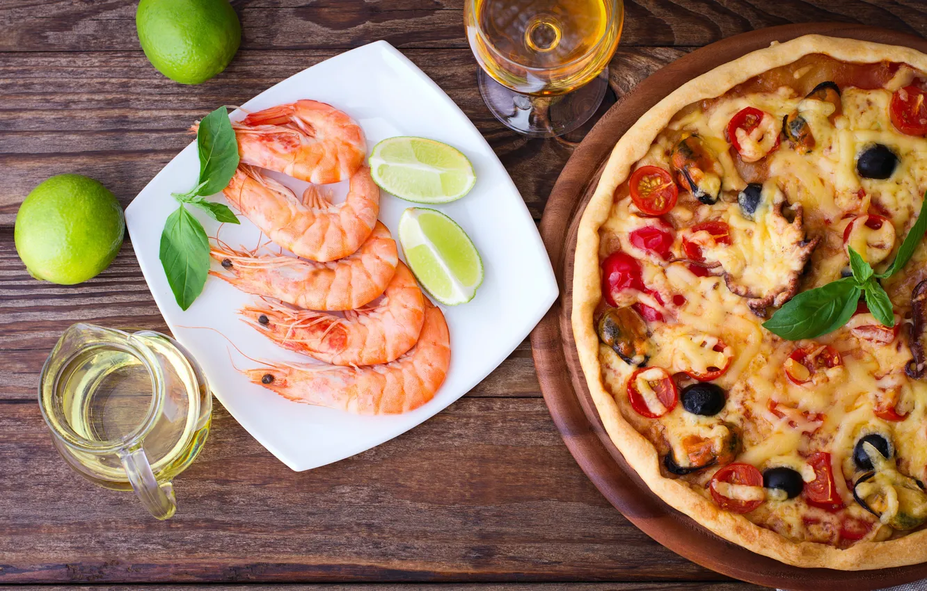 Фото обои вино, бокал, еда, лайм, пицца, pizza, креветки, prawns