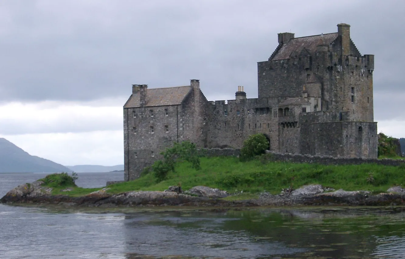 Фото обои небо, облака, горы, тучи, озеро, Шотландия, замок Эйлен-Донан, средневековая архитектура