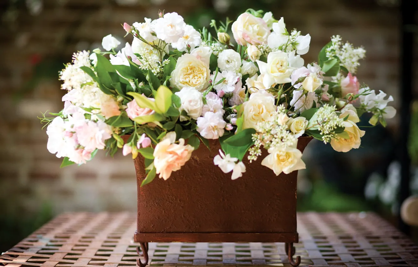 Фото обои стол, розы, букет, размытость, ваза, белые