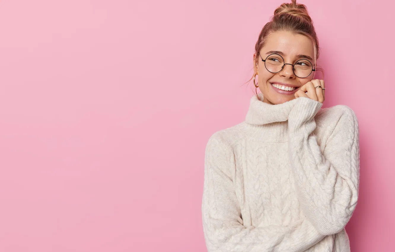 Фото обои girl, smile, beauty, glasses, sweater