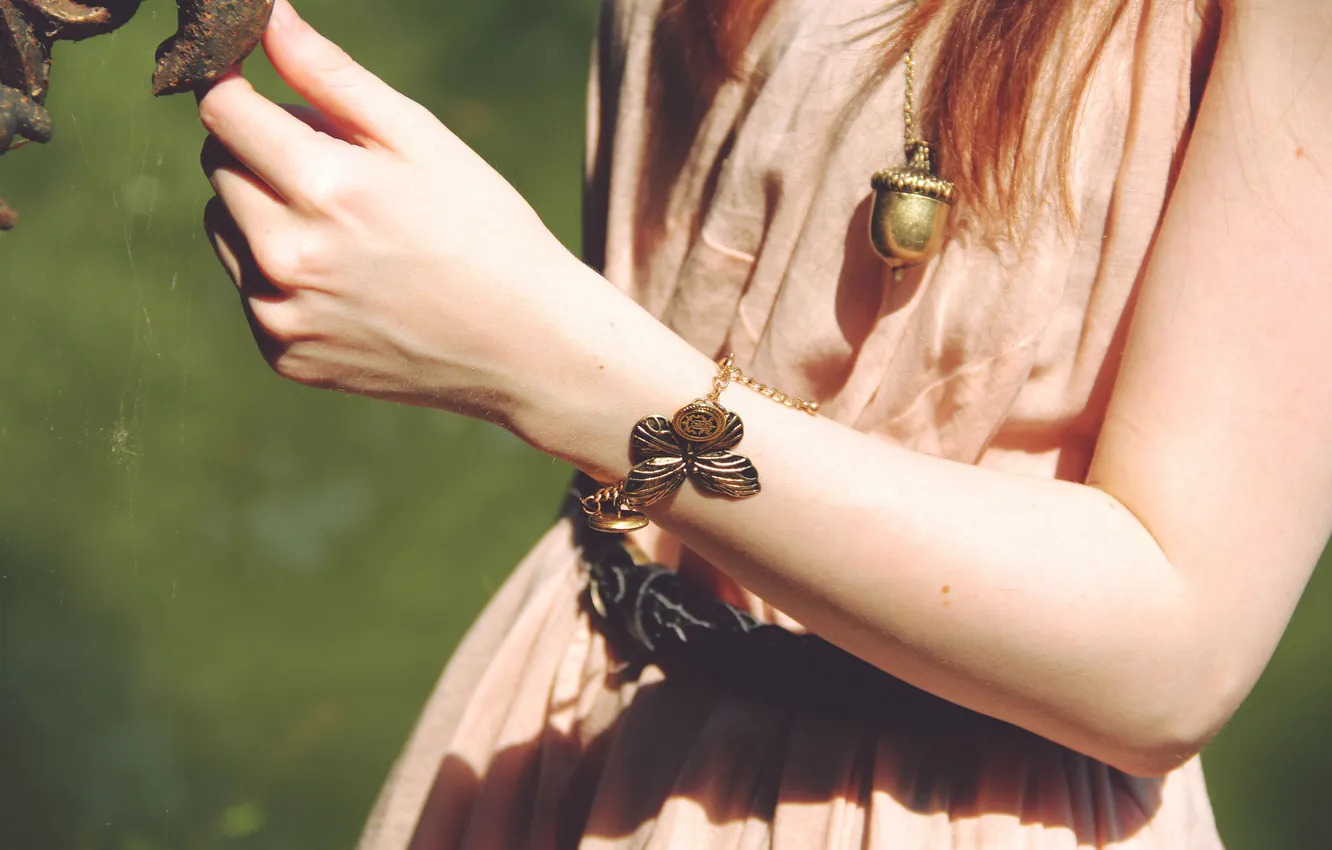 Фото обои бабочка, руки, кулон, браслет, желудь