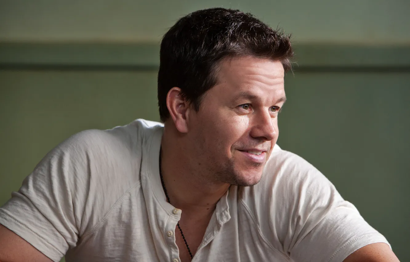 Фото обои улыбка, футболка, актер, Марк Уолберг, Mark Wahlberg