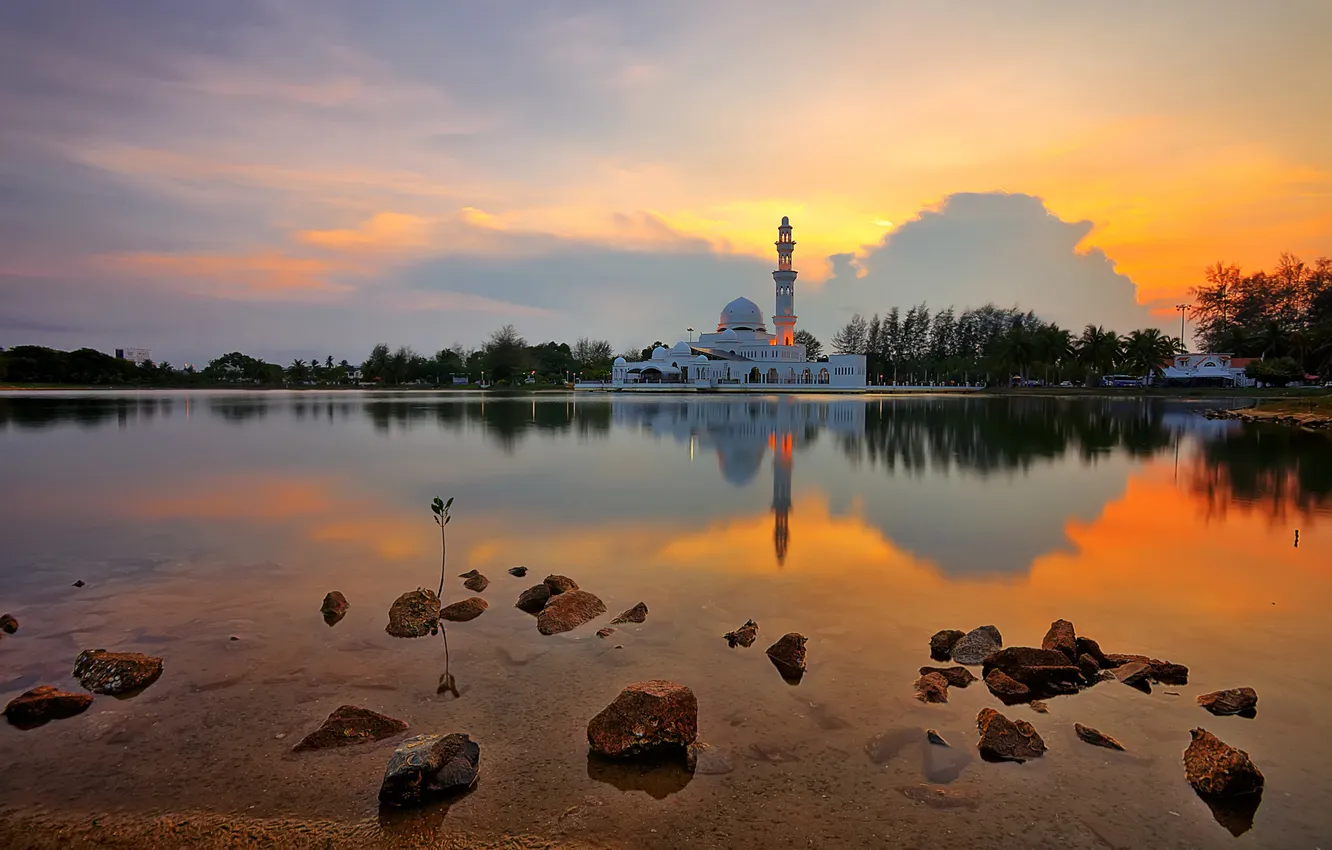 Фото обои небо, облака, деревья, озеро, камни, мечеть, минарет