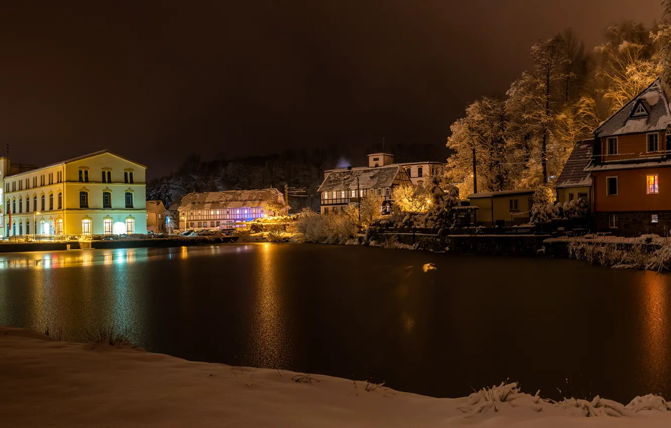 Фото обои зима, снег, деревья, ночь, огни, река, дома, Германия