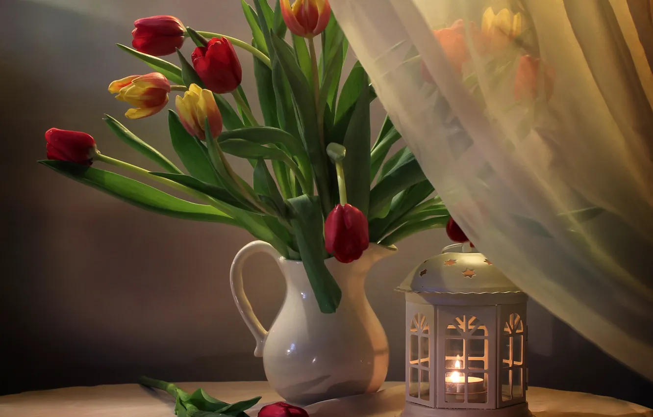 Фото обои стол, огонь, лампа, свеча, светильник, тюльпаны, ваза, занавеска