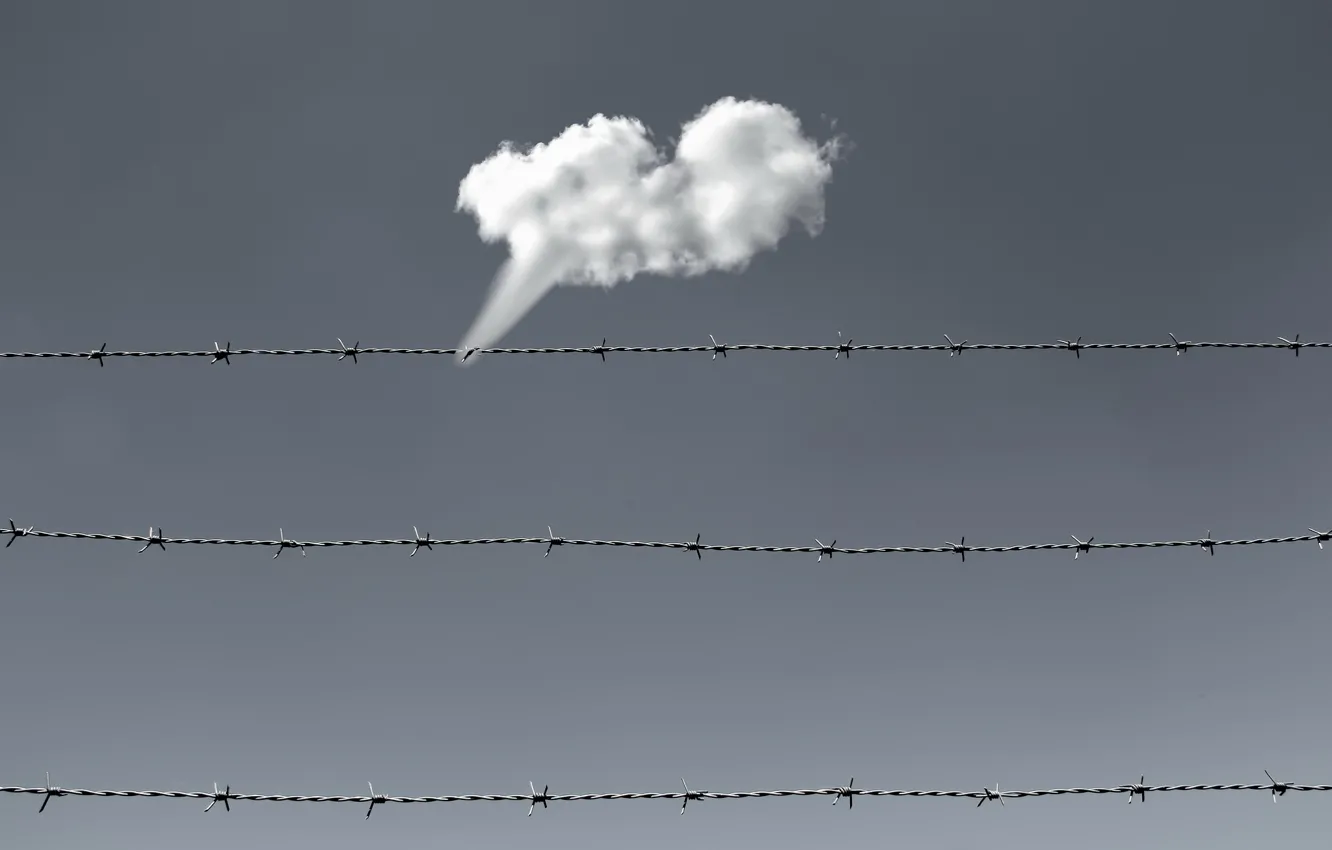 Фото обои забор, облако, колючая проволока