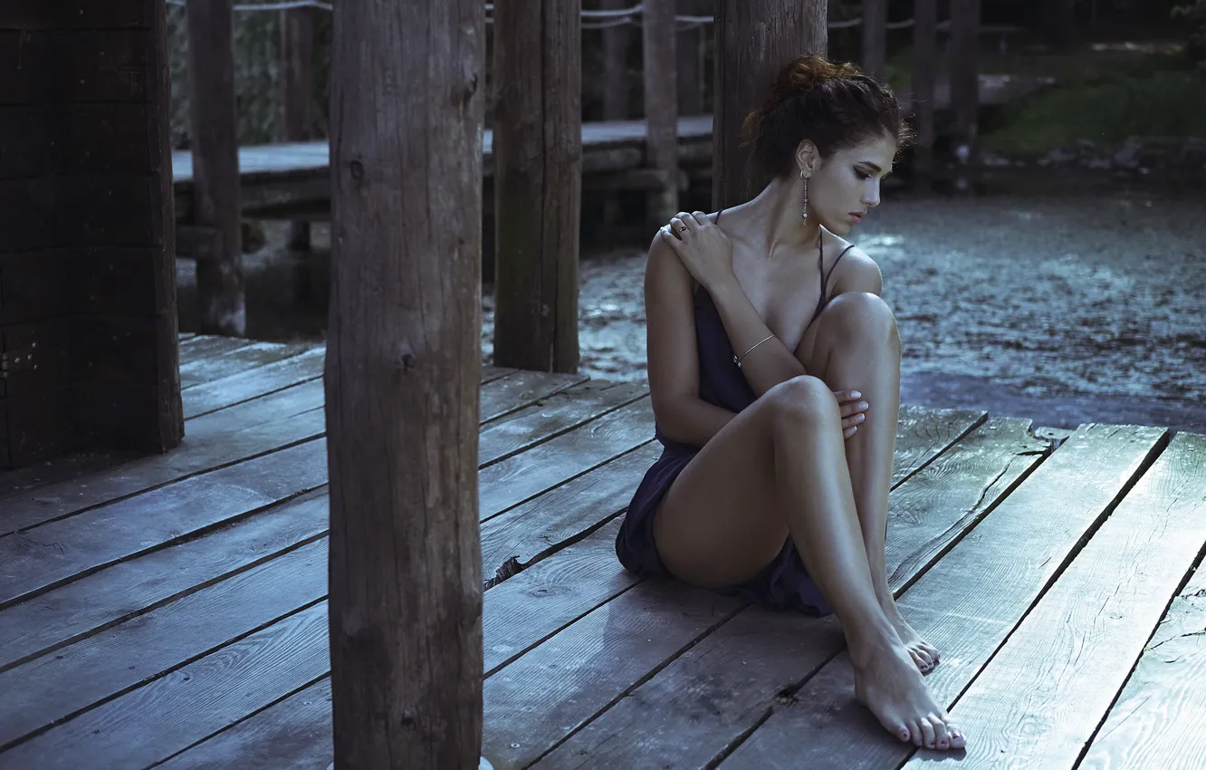 Фото обои девушка, мост, поза, Sara Morgan