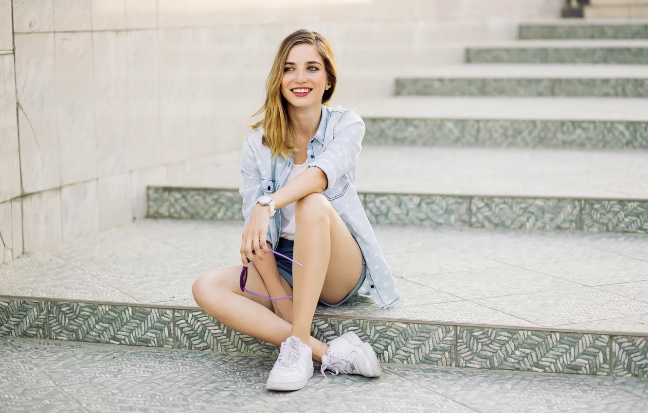Фото обои girl, sexy, shorts, model, pretty, sneakers, denim