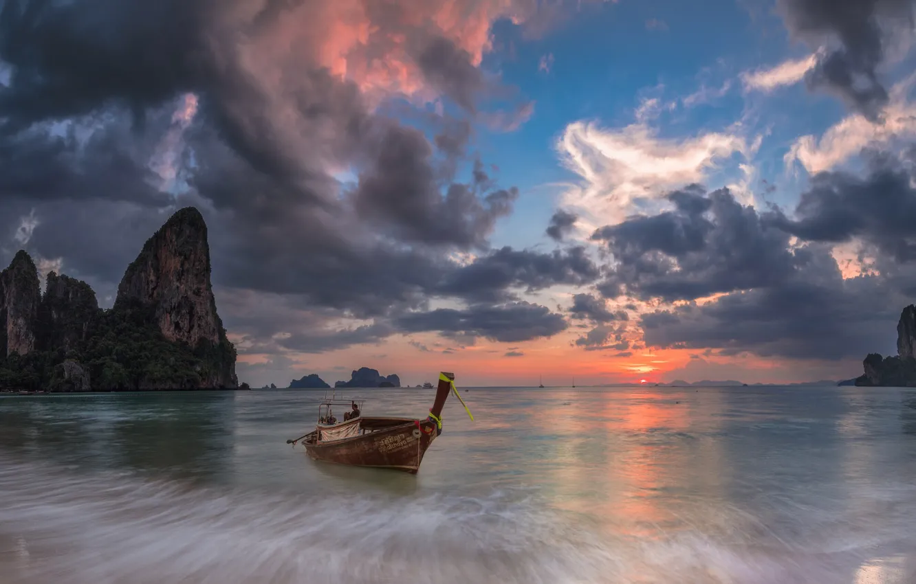 Фото обои море, облака, скалы, лодка, Таиланд, зарево, Краби