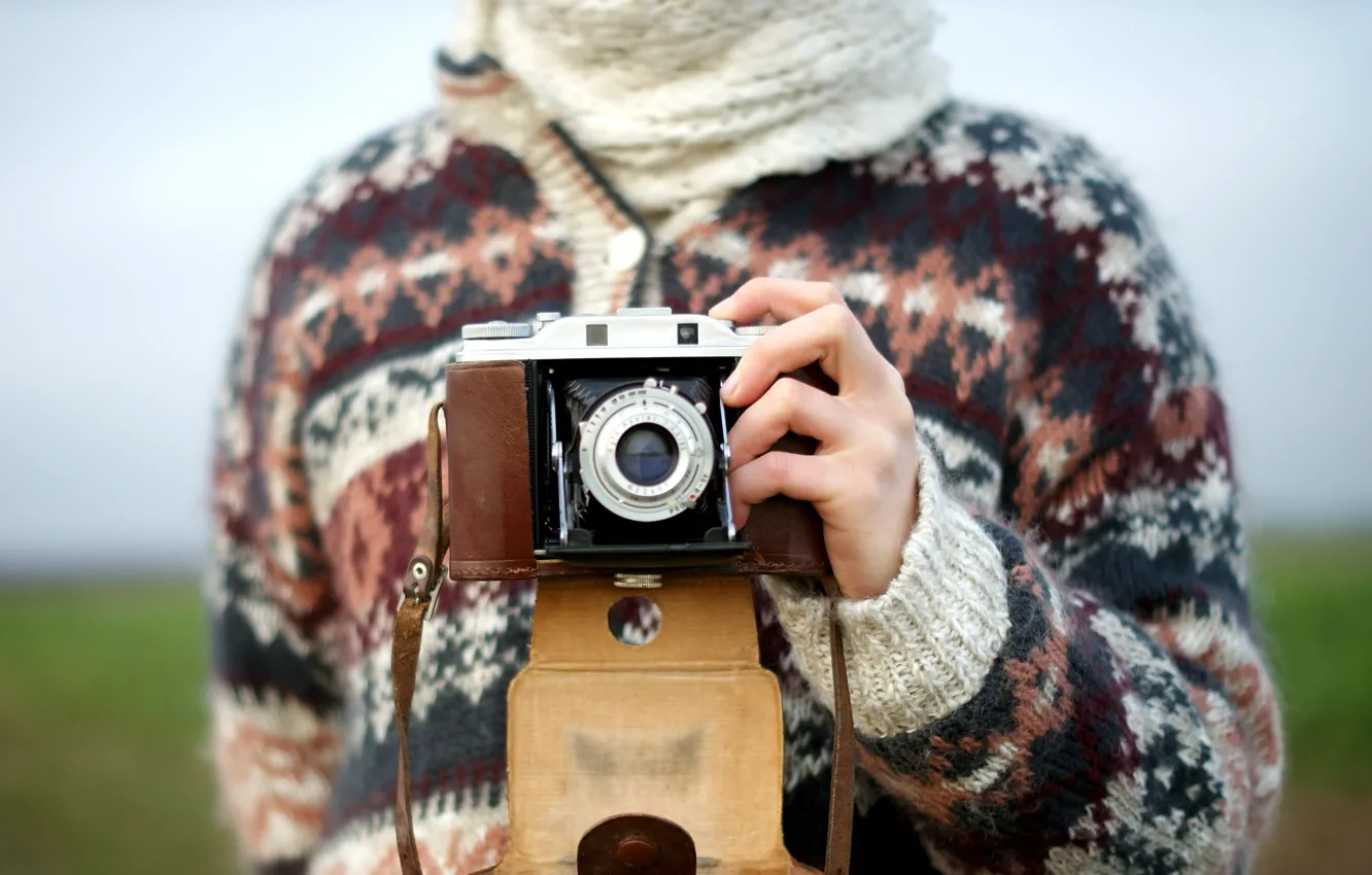 Фото обои узор, рисунок, камера, руки, объектив, свитер