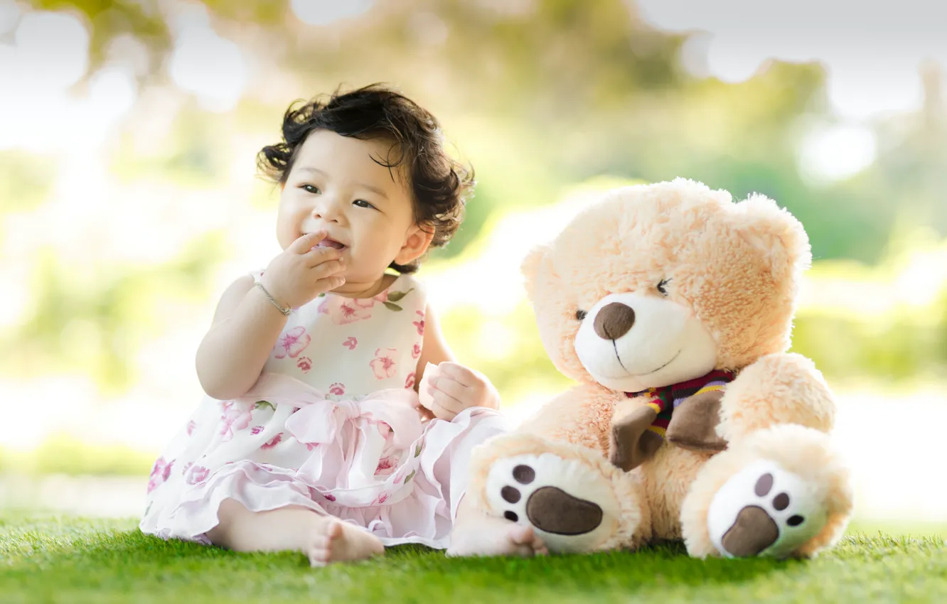 Фото обои радость, улыбка, зеленая трава, ребенок, малышка, smile, baby, teddy bear