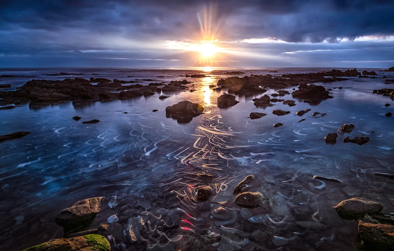 Фото обои море, солнце, лучи, блики, камни, берег