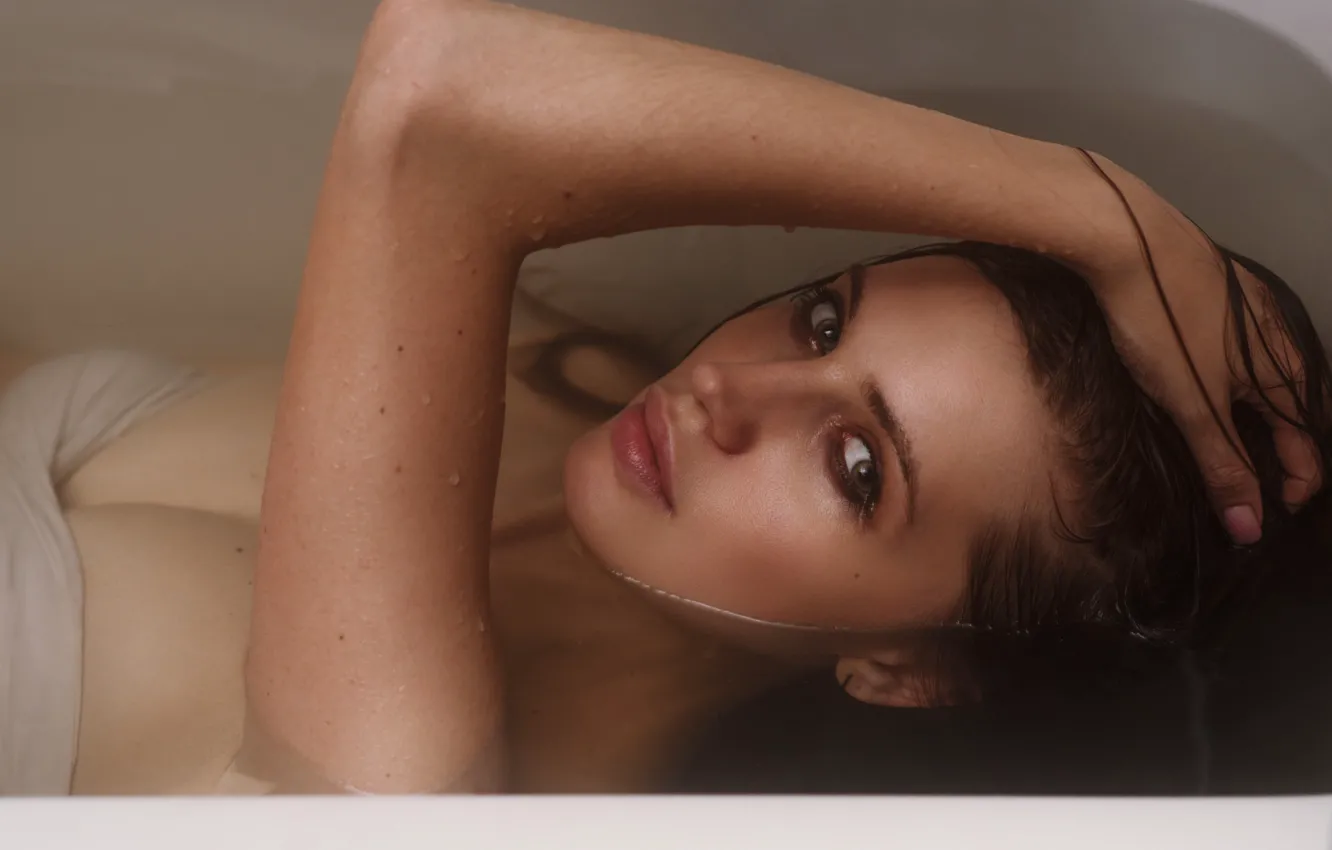 Фото обои взгляд, девушка, лежит, ванная, Elizabeth, Andrey Firsov, Андрей Фирсов