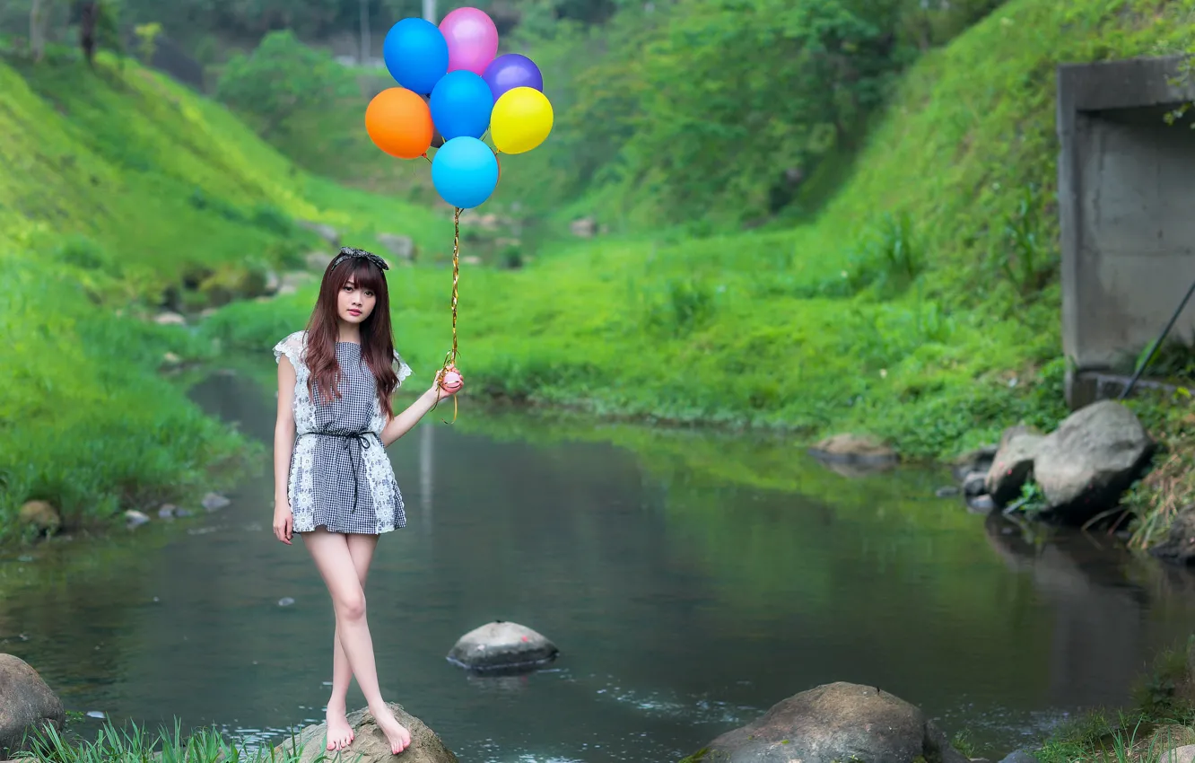 Фото обои взгляд, девушка, шарики, природа, лицо, ручей, платье