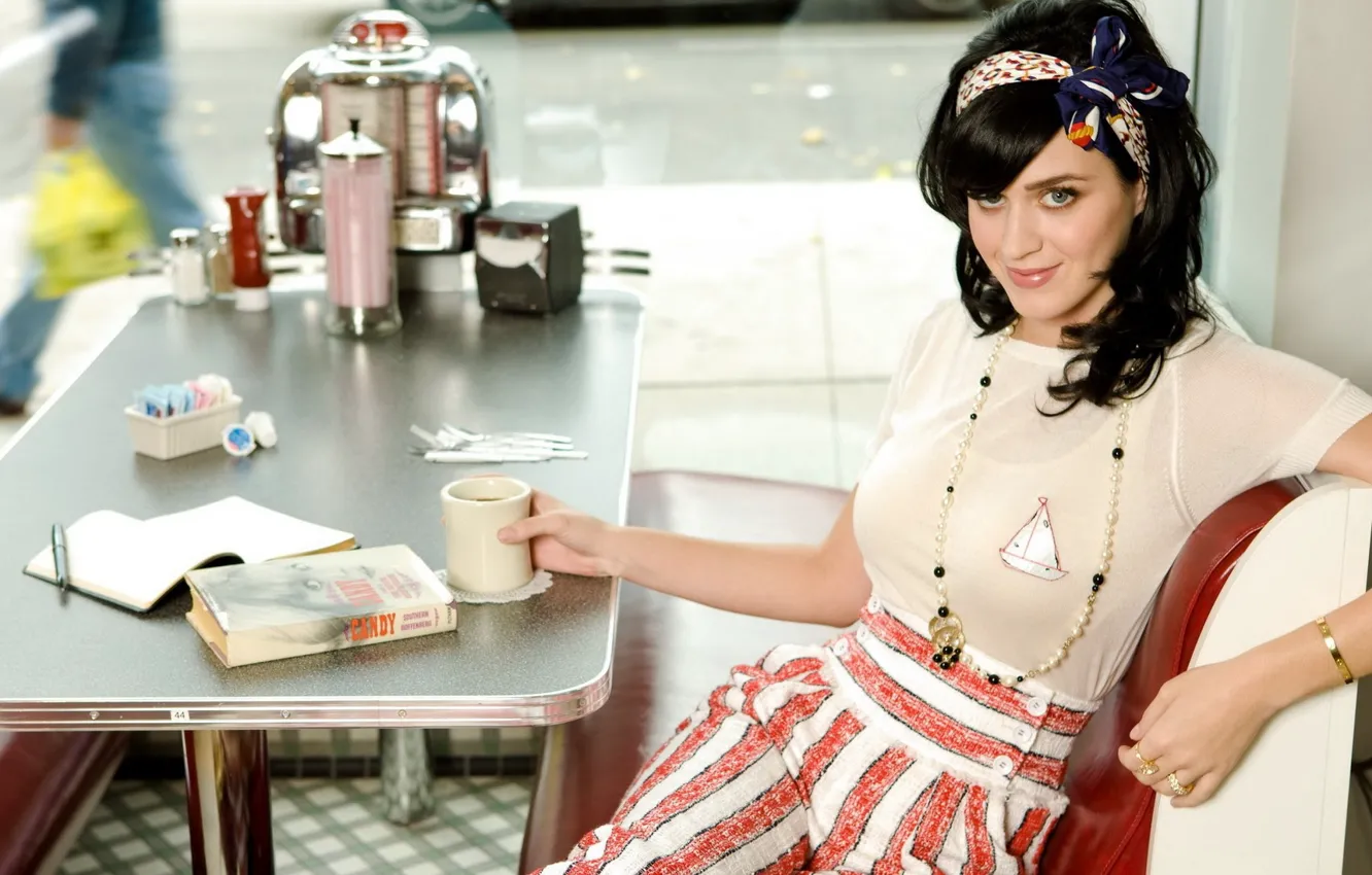 Фото обои взгляд, улыбка, кафе, Кэти Перри, Katy Perry, певица, форма, столик