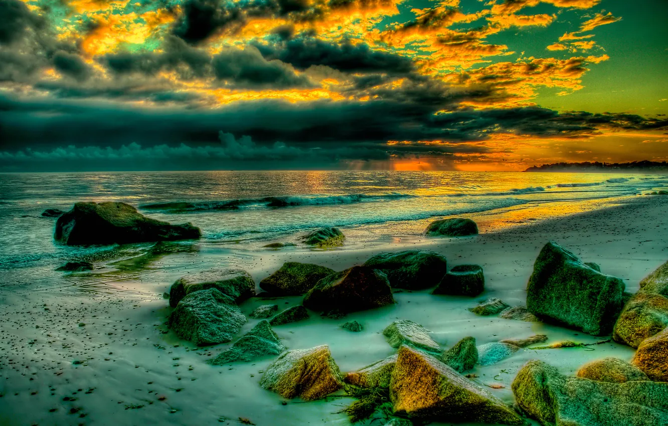 Фото обои море, волны, небо, тучи, камни, берег, вечер, hdr